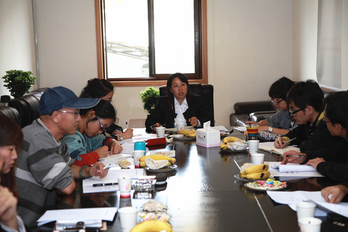 公司黨委副書(shū)記、紀委書(shū)記吳倩總結發(fā)言