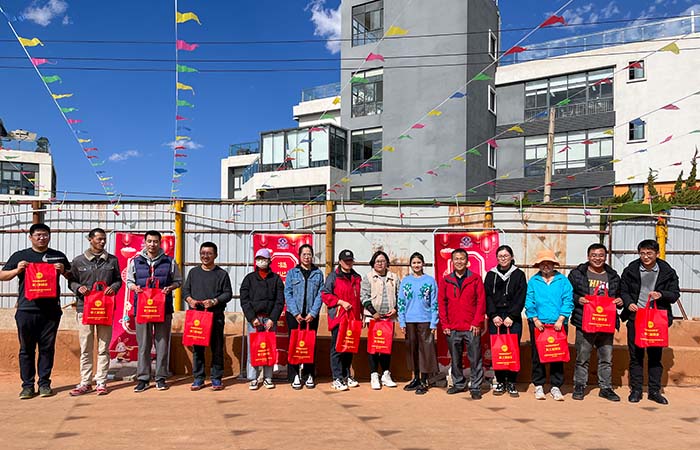 小圖發(fā)放幸福建投游園會(huì )紀念品.jpg